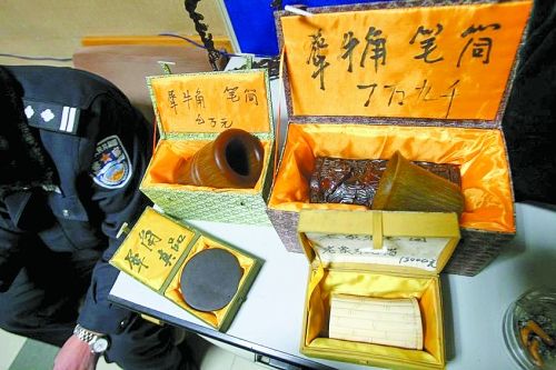 這些商品被暫扣，并根據鑒定情況對販賣者依法處罰。 記者 閆化莊 攝