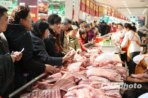資料圖。1月份CPI等經濟數據將于今天發布。多家機構預計，受春節“錯位”因素及豬肉價格回落影響，1月CPI同比漲幅在1.8%左右。從各機構發布的報告來看，從2月開始，CPI或將進入新一輪上行周期。