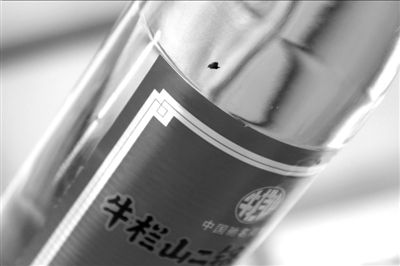 圖中畫圈處為瓶中的黑色異物。京華時報記者 譚青 攝