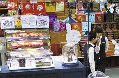 昨日，北京賽特購物中心，擺放出售的月餅禮盒，上千元的品種僅5種。新京報(bào)記者 王叔坤 攝