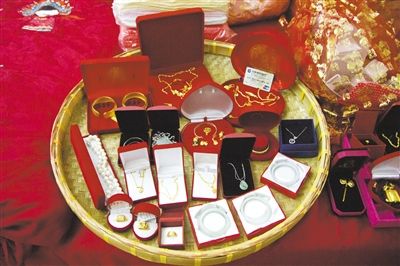 10月1日，王小姐在廣東汕頭舉行婚禮，她的彩禮包括3個(gè)玉鐲、多個(gè)金戒指及一張銀行卡。新京報(bào)記者 吳振