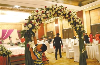 10月5日，北京萬達(dá)索菲特酒店，婚宴剛剛結(jié)束。新人介紹，一場(chǎng)婚宴花掉父母20萬元。新京報(bào)記者 尹亞飛