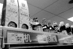 永旺超市里，兒童醬油價格不菲且品種繁多，但買的顧客較少。信息時報記者 郭柯堂 攝