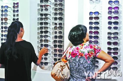 進入暑期之后，眼鏡市場迎來了學生的換鏡高峰