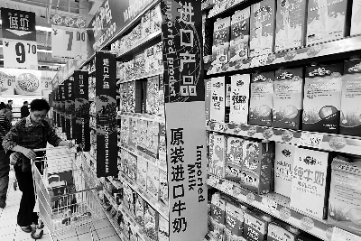 在通州某超市，進(jìn)口奶粉、純牛奶打出“原裝進(jìn)口”的招牌吸引消費(fèi)者購買 攝/法制晚報記者 黑克