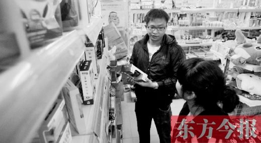大學生創業孵化園內，大學生S團實體店的工作人員在向兩個同學推介商品