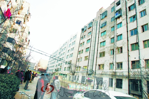 鄭州市瑞達(dá)路啟明村小區(qū)一戶居民家中（紅圈標(biāo)示處），天然氣發(fā)生爆炸。