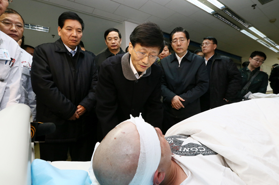 中共中央政治局委員、中央政法委書(shū)記孟建柱率工作組2日晨5時(shí)30分抵達(dá)昆明。一下飛機(jī),孟建柱就立即趕往