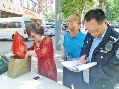 失主在清點、認領失物。