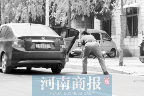 鄭州西區(qū)一氧氣廠門前，有人充氣后，將氧氣瓶裝上私家車運(yùn)走