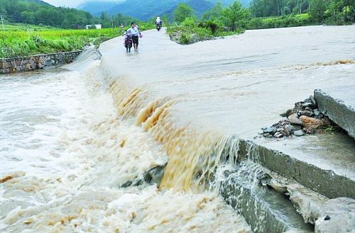 短時強降雨攜帶泥土、沙石、樹木等造成災(zāi)害