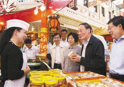 9月6日，王岐山在天津南市食品街調研，在月餅柜臺前，詢問中央關于中秋國慶嚴禁公款送禮的規定發布后的銷售情況。新華社記者 李學仁 攝