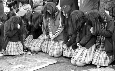7日，韓國首爾，韓國高考舉行前，學子們跪地祈禱，希望能考個好成績。