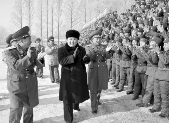 24日，金正恩視察前線部隊(duì)。