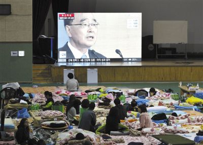 27日，韓國珍島，“歲月”號客輪乘客家屬在體育館觀看總理鄭烘原辭職新聞。當(dāng)日，鄭烘原召開緊急發(fā)布會，表示對韓國“歲月”號沉船事件負(fù)責(zé)，宣布引咎辭職。