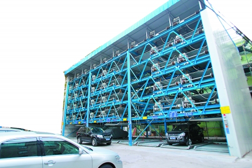 商務廳（北院）內新建一個立體停車場，有68個停車位，但目前停車率不高。