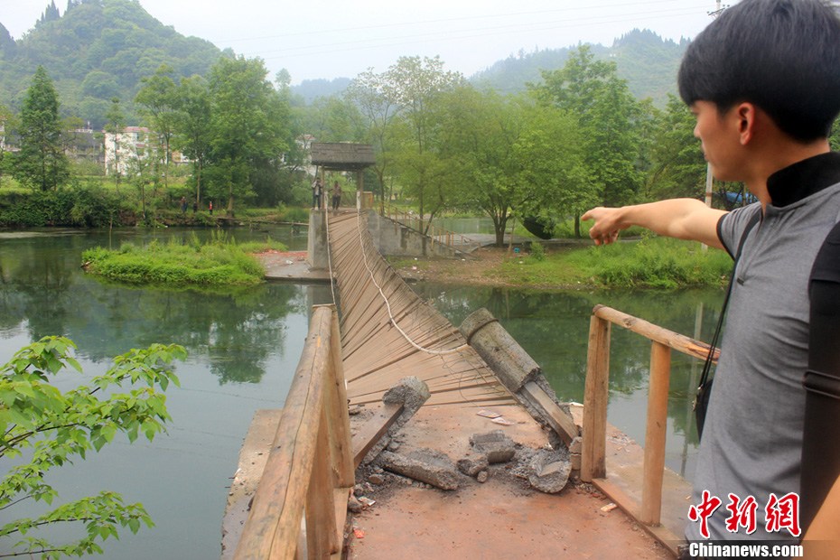 5月2日，一名目擊者正在介紹鳳凰吊橋事發情景。