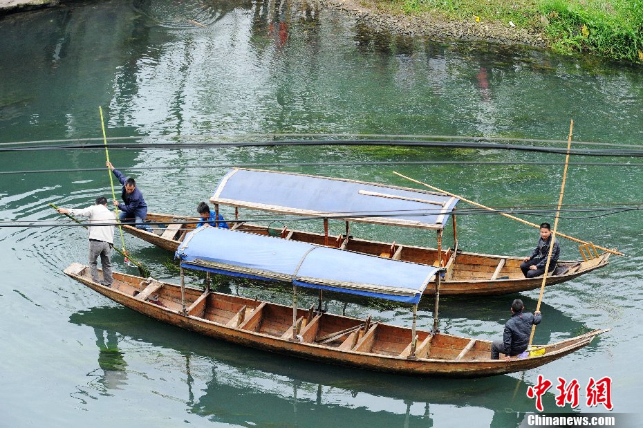 5月2日，鳳凰縣搜尋人員仍在沱江下游搜尋。