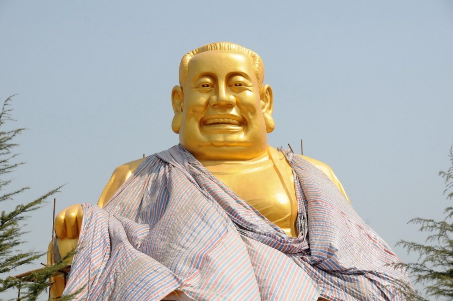 圖位此前的4月26日，“佛像”上出現(xiàn)帆布，最終，工作人員將帆布蓋在“佛像”頭像上。