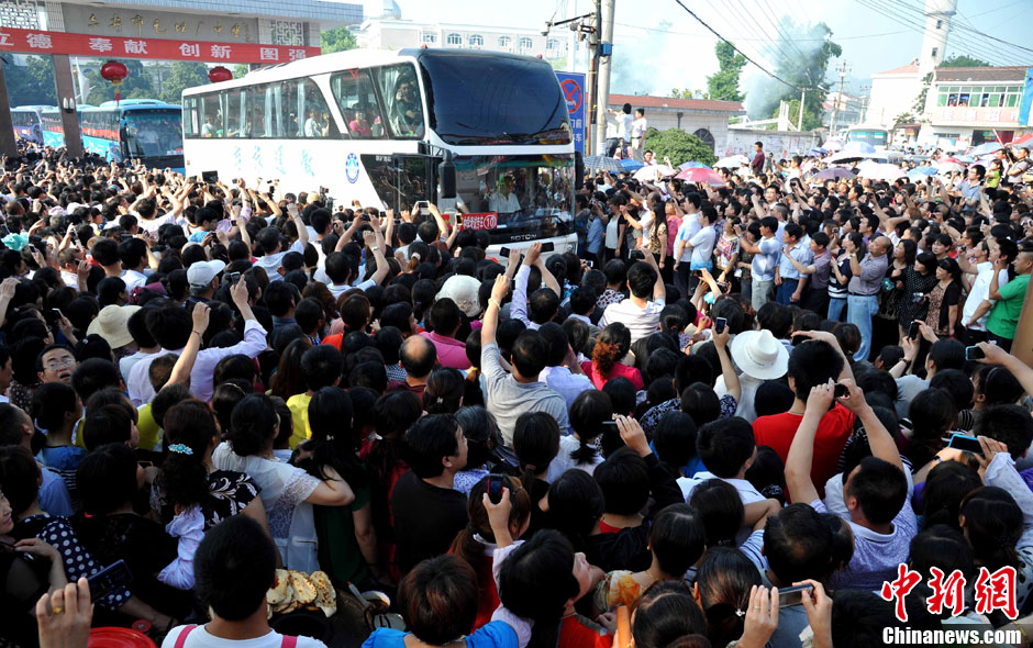 6月5日，一年一度的毛坦廠鎮“送考節”到來，70輛大巴車護送毛坦廠中學萬名考生安全赴考。