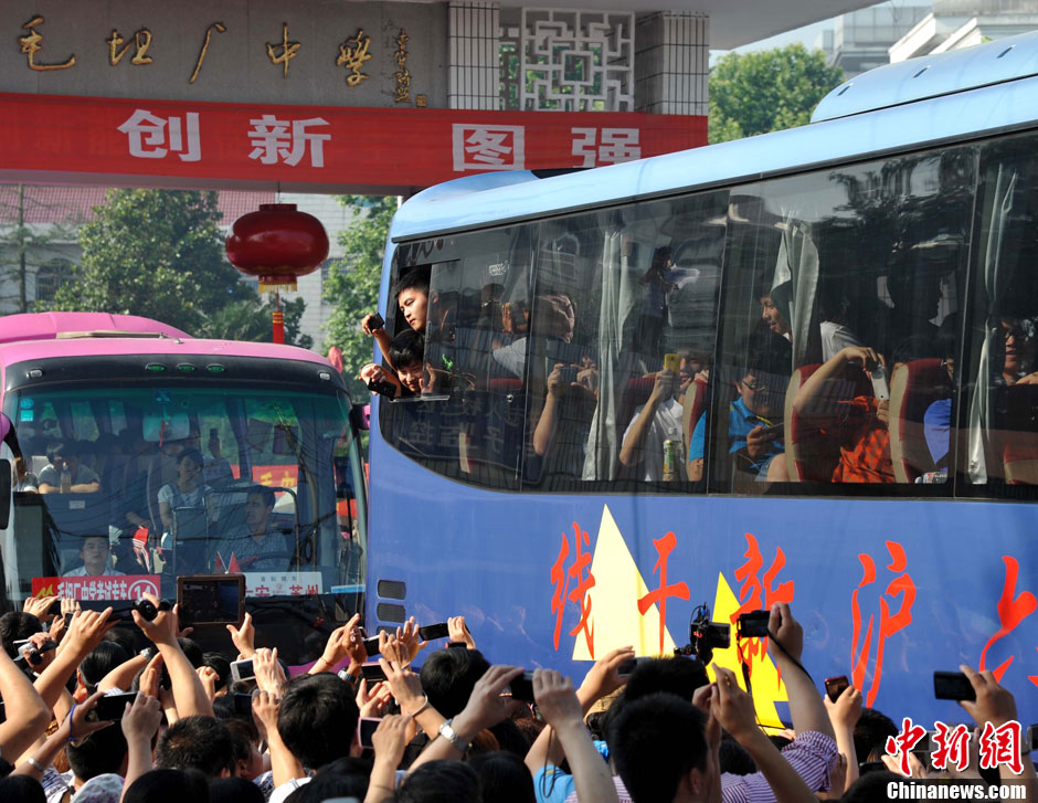 6月5日，一年一度的毛坦廠鎮“送考節”到來，70輛大巴車護送毛坦廠中學萬名考生安全赴考。