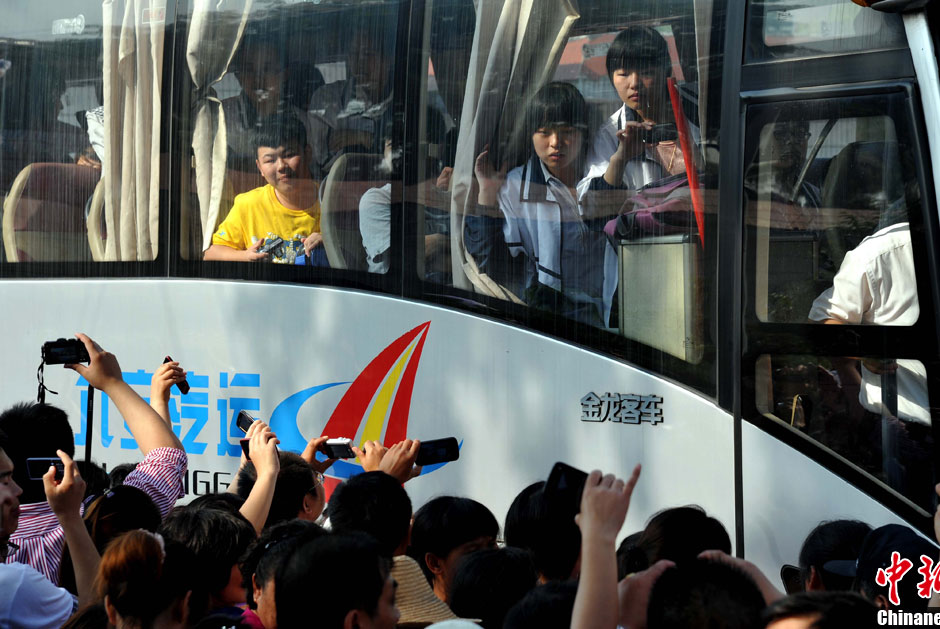 6月5日，一年一度的毛坦廠鎮“送考節”到來，70輛大巴車護送毛坦廠中學萬名考生安全赴考。