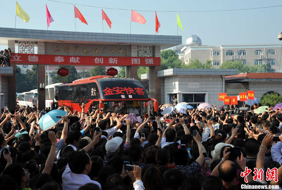 6月5日，一年一度的毛坦廠鎮“送考節”到來，70輛大巴車護送毛坦廠中學萬名考生安全赴考。