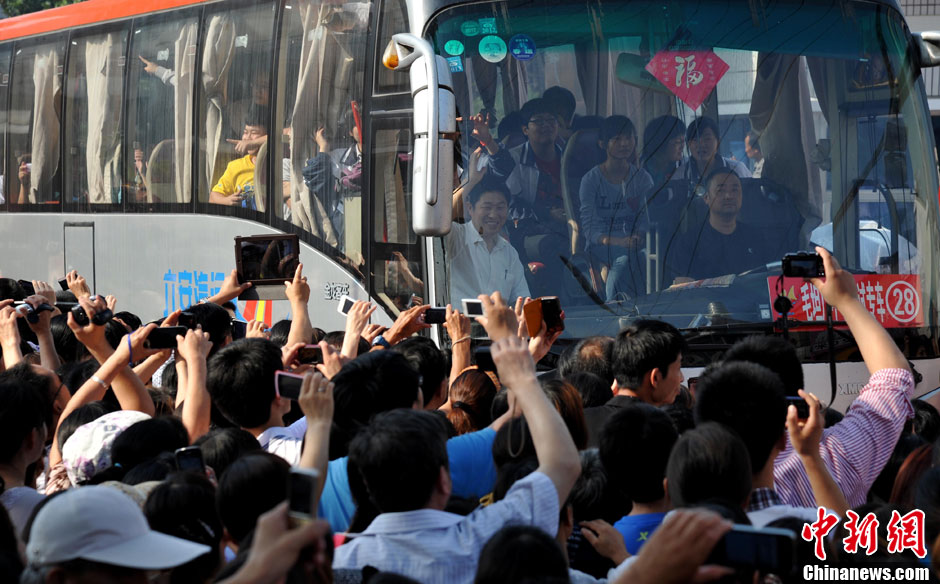 6月5日，一年一度的毛坦廠鎮“送考節”到來，70輛大巴車護送毛坦廠中學萬名考生安全赴考