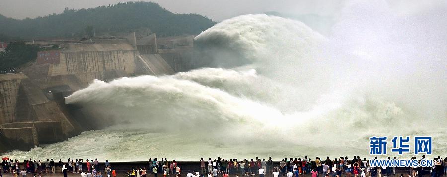 　　6月22日，大批游客聚集在黃河小浪底出水口前觀看巨瀑飛瀉的景觀。