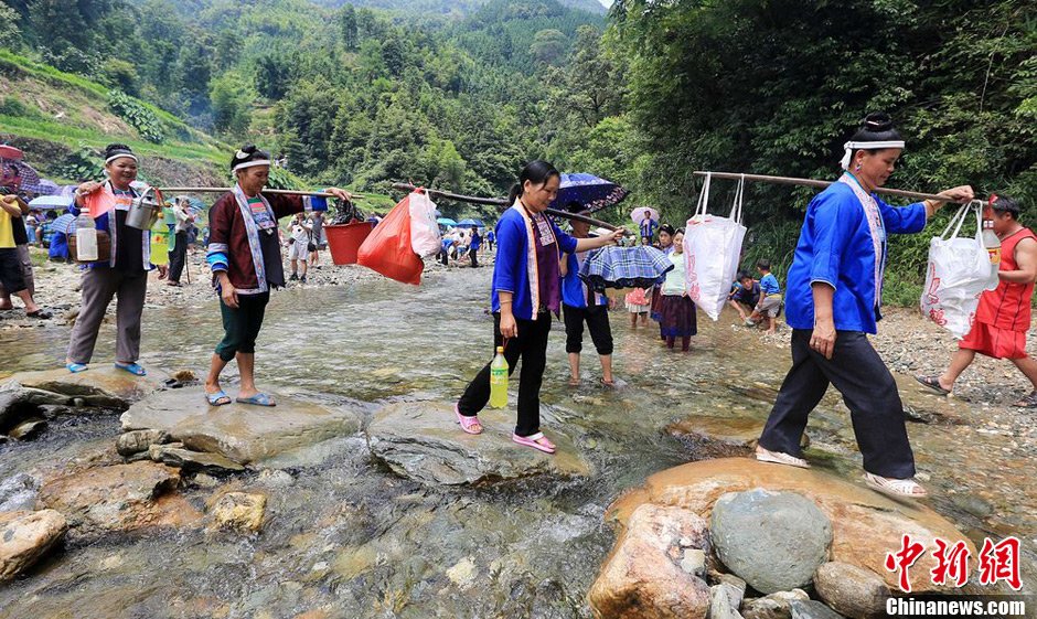 7月9日，一年一度的鬧魚節在廣西融水苗族自治縣白云鄉保江村舉行，附近村屯的居民前往集會地參加節日活動
