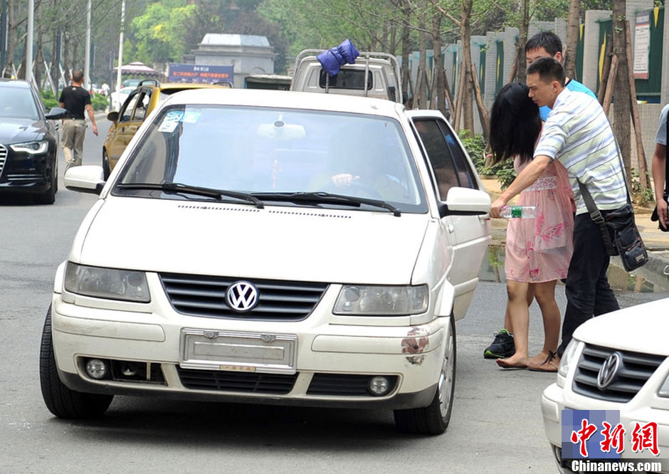 圖為事發現場，嫌疑人被警方控制。