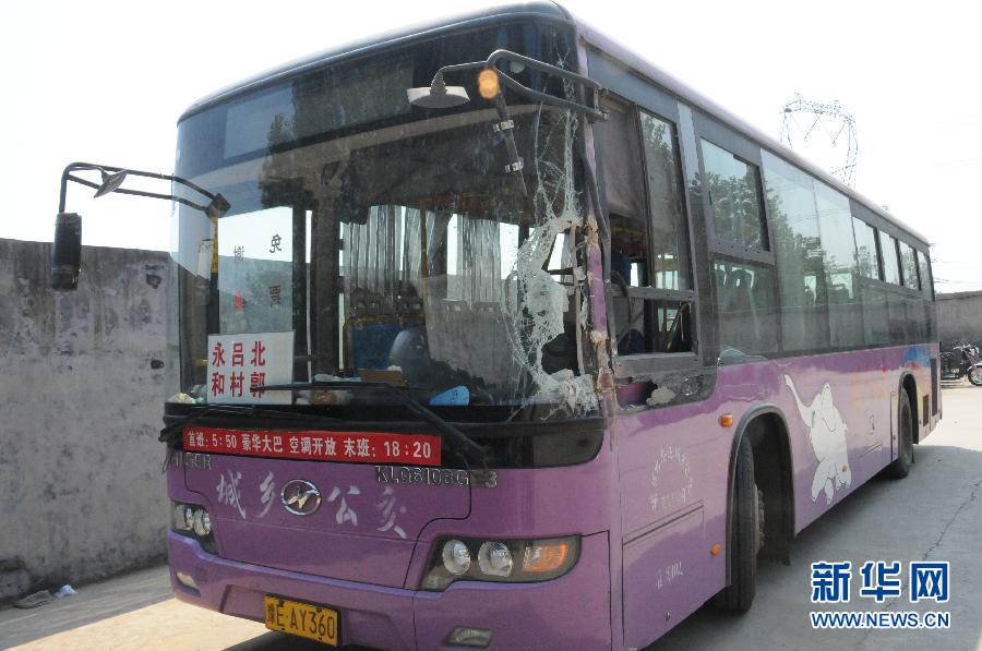 事發公交車左前方的擋風玻璃破了一個大洞（8月20日攝）。