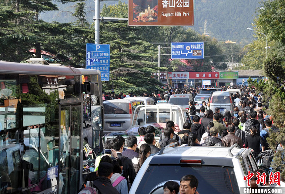 圖為10月26日上午10點多，北京香山路賞紅客摩肩接踵