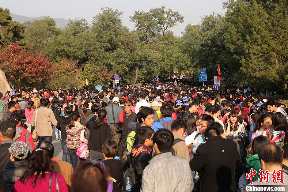 　10月26日，北京香山公園內游客摩肩接踵。