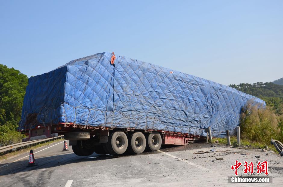 廣云高速發生車禍 大型平板拖車橫跨整個車道