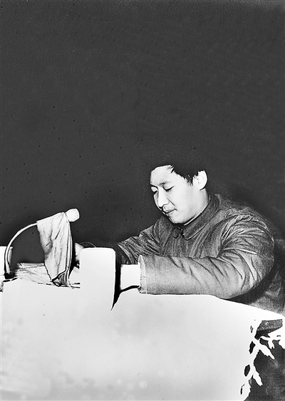 1983年12月22日,時任中共正定縣委書記習近平在發(fā)展商品生產三級干部會上講話。