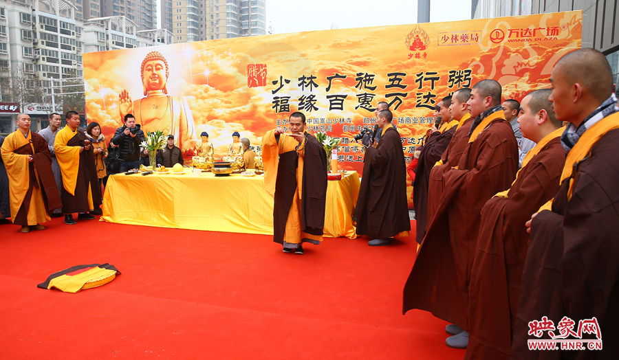 1月8日上午，鄭州市中原萬達(dá)廣場(chǎng)上，少林寺的僧人們?yōu)榕D八節(jié)做法事施粥。