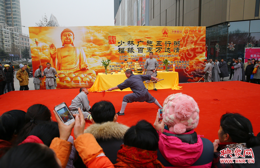 少林寺布施五行粥現(xiàn)場(chǎng)，少林僧人的武術(shù)表演