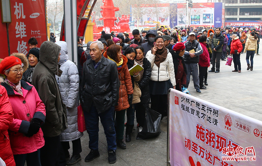 1月8日上午，少林寺布施臘八粥的現(xiàn)場(chǎng)市民排起了長隊(duì)，足有上千人前來領(lǐng)取五行粥