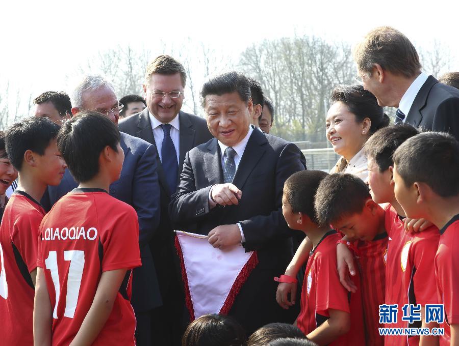 3月29日，國家主席習(xí)近平來到柏林奧林匹亞體育場足球場，親切看望在德國訓(xùn)練的來自陜西志丹縣的中國少年