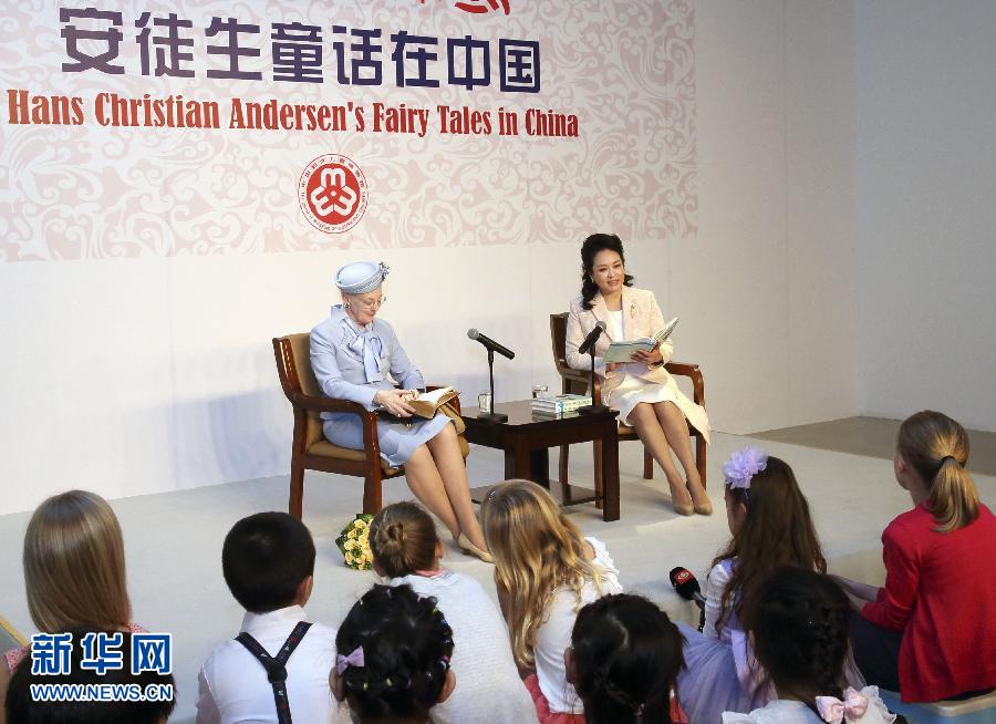這是彭麗媛和瑪格麗特二世來到兩國孩子們當中，為孩子們朗讀安徒生童話《丑小鴨》選段。