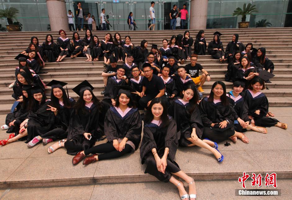6月6日，浙江理工大學(xué)的畢業(yè)生們?cè)谛@中以賣(mài)萌、搞怪等獨(dú)具青春特色的方式告別大學(xué)生涯。中新社發(fā) 李晨