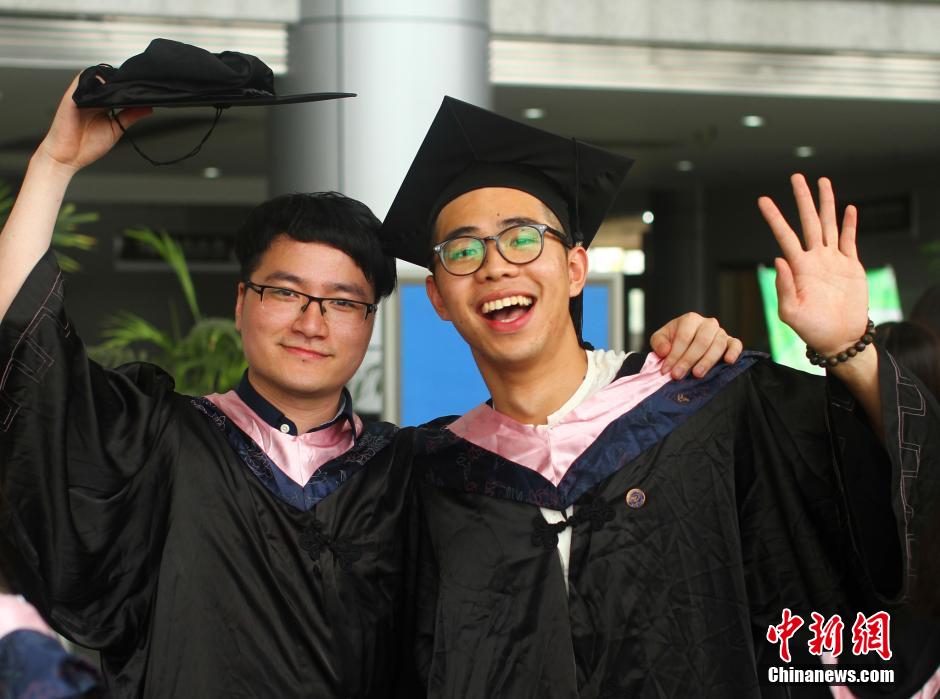 6月6日，浙江理工大學(xué)的畢業(yè)生們?cè)谛@中以賣(mài)萌、搞怪等獨(dú)具青春特色的方式告別大學(xué)生涯。中新社發(fā) 李晨