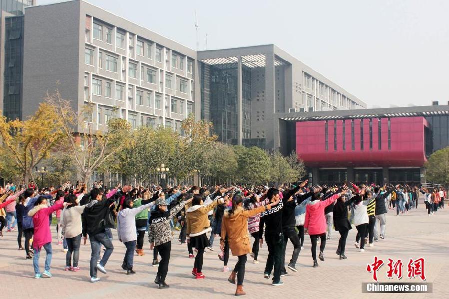 11月11日，河南財經政法大學校園內，300名在校大學生在上演了一出“光棍”也瘋狂的“快閃”大戲。