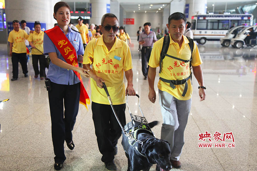 接到鄭州市愛心導盲犬服務中心的乘車請求后，鄭州東站抽調了工作人員進行對接，提前做好服務引導準備。