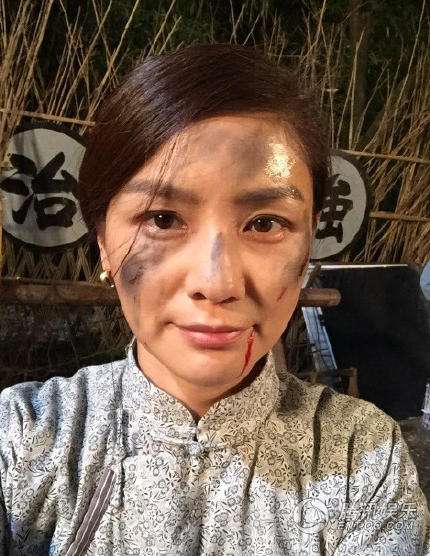 胡可曬出滿面塵土的自拍并向老公沙溢撒嬌道:“好吧,改一下,他日若我如此,你可還會愛我?@沙溢?！? width=