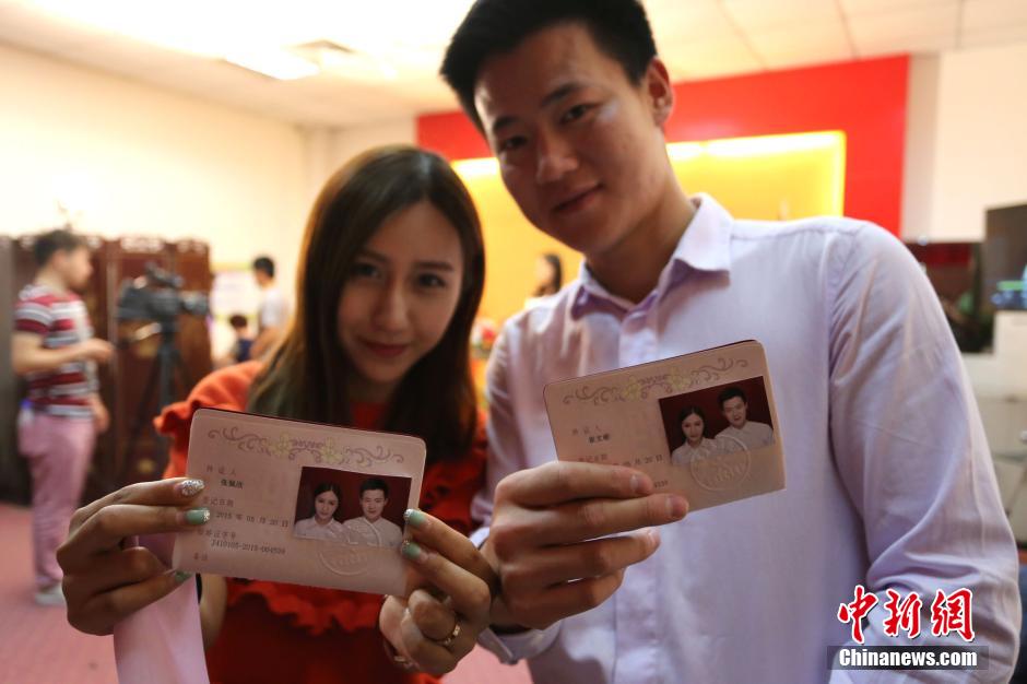 5月20日,河南鄭州,一對準新人領完結婚證后秀自拍。