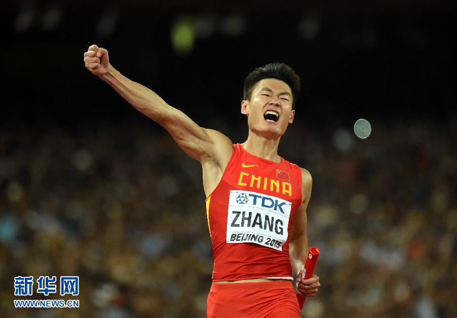 8月29日，中國隊(duì)選手張培萌沖過終點(diǎn)線后振臂歡呼。