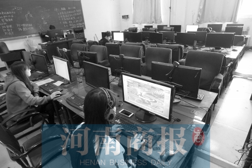 鄭州黃河護理職業學院的微機室內，一女學生正在打游戲
