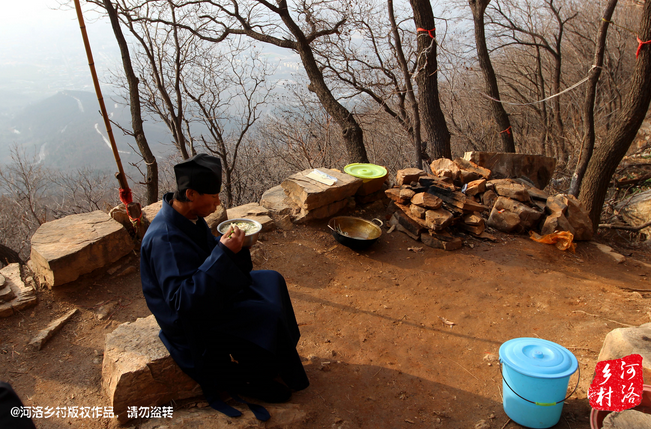 鄰居有時候會拿這些廢品下山，換取一些食物，對于老崔來說，既然出家就該安守清貧，撿破爛換好吃的，不是出家人該做的。他偷偷把鄰居的一大包廢品踢下了山，于是爭吵并且打起了架。